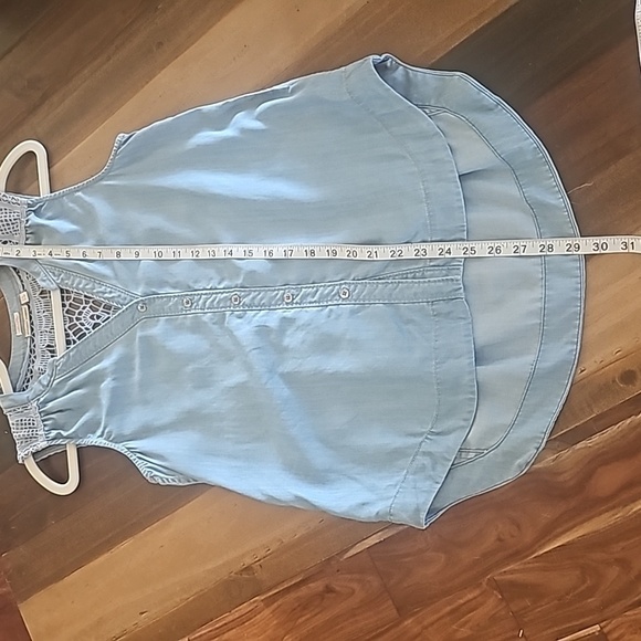 Holding Horses|| Anthropologie  Chambray Crochet Top Size 4 - Picture 8 of 10